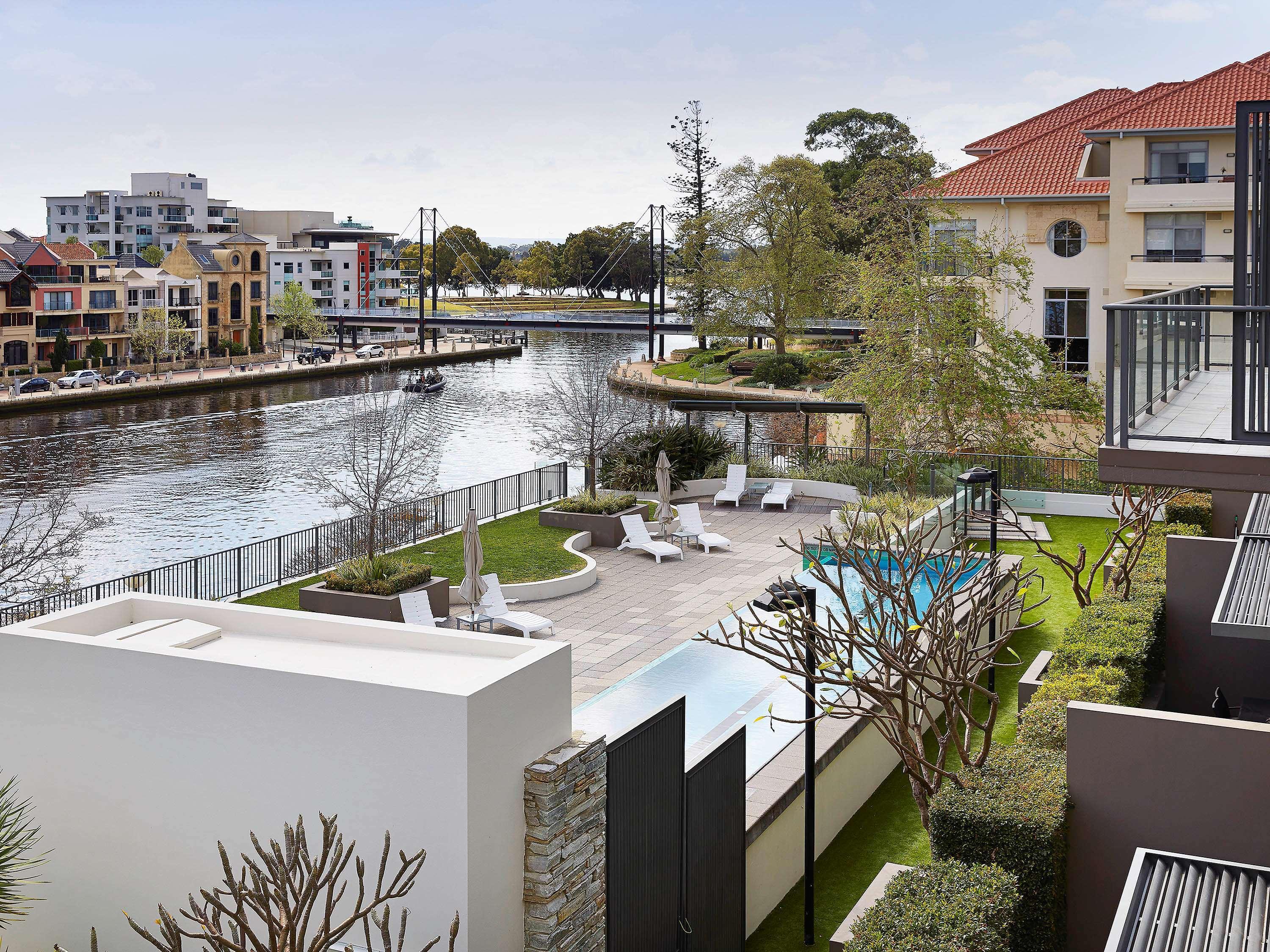 East Perth Suites Hotel ภายนอก รูปภาพ